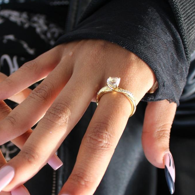 Bague dorée cristaux scintillants bijou prestige femme occasion spéciale