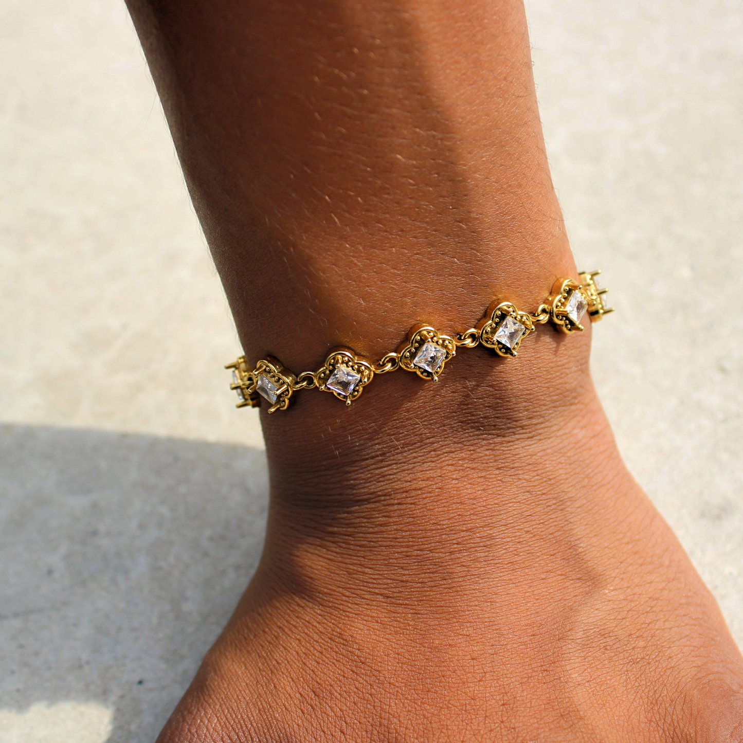 Bracelet doré acier inoxydable porté au poignet style mixte élégant