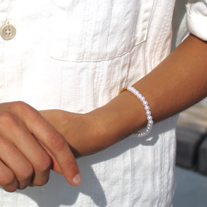 Bracelet doré intemporel porté au poignet - bijou élégant femme et homme