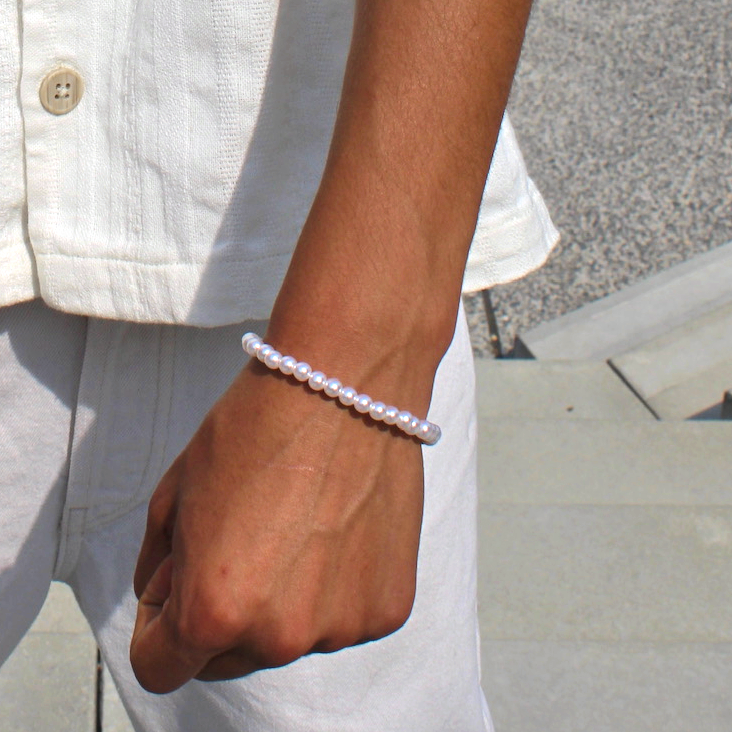 Bracelet doré intemporel porté au poignet - bijou élégant femme et homme