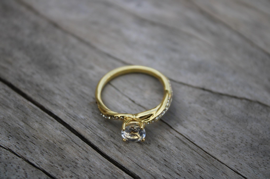 Bague Eleanor dorée cristaux autrichiens plaqué or 18 carats bijou prestige