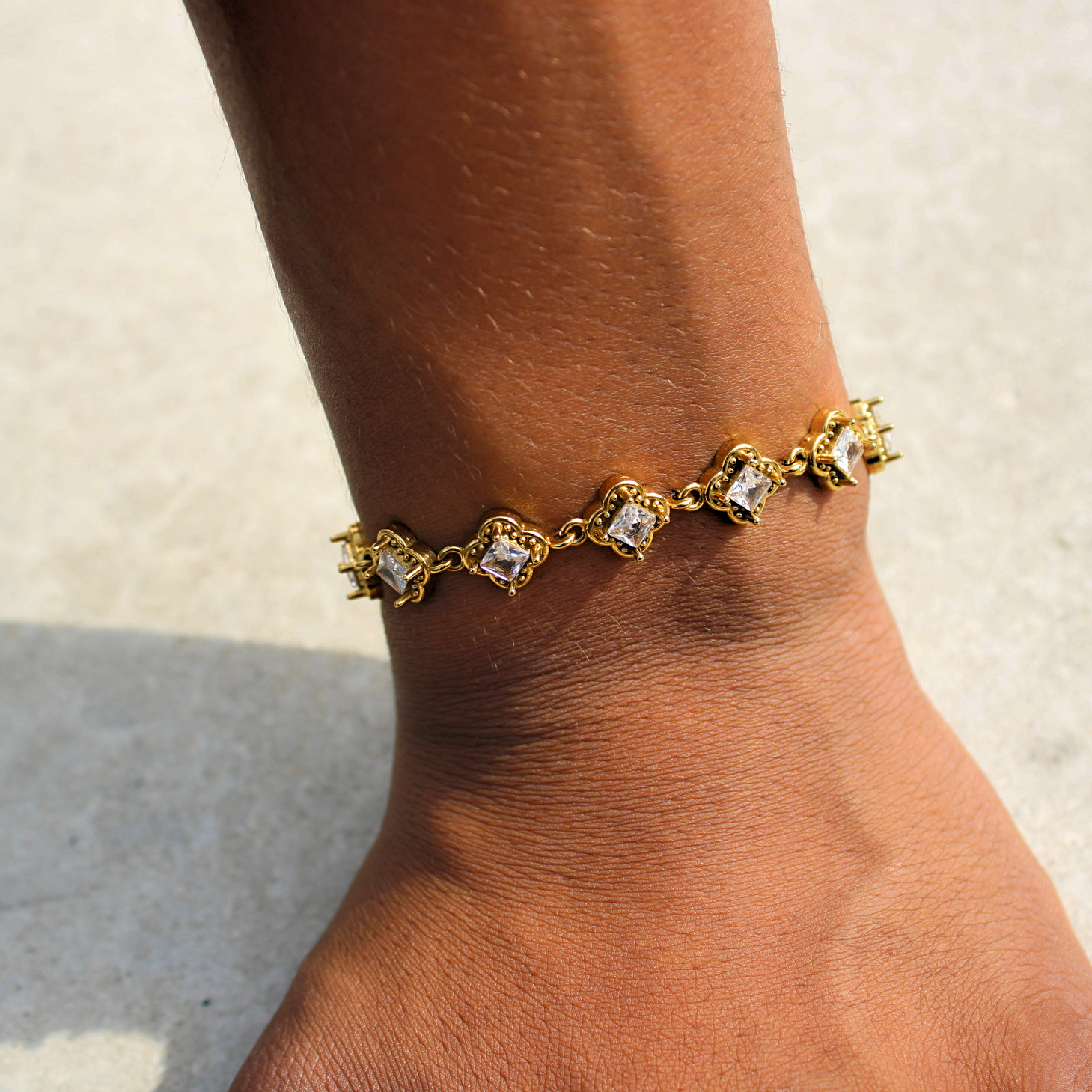 Bracelet doré acier inoxydable porté au poignet style mixte élégant