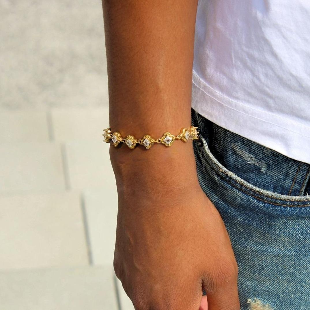 Détail bracelet doré acier inoxydable finition brillante durable